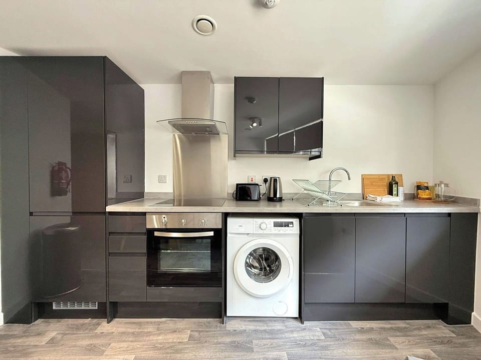 Standard Apartment | Private kitchen | Mini-fridge, microwave, oven, stovetop