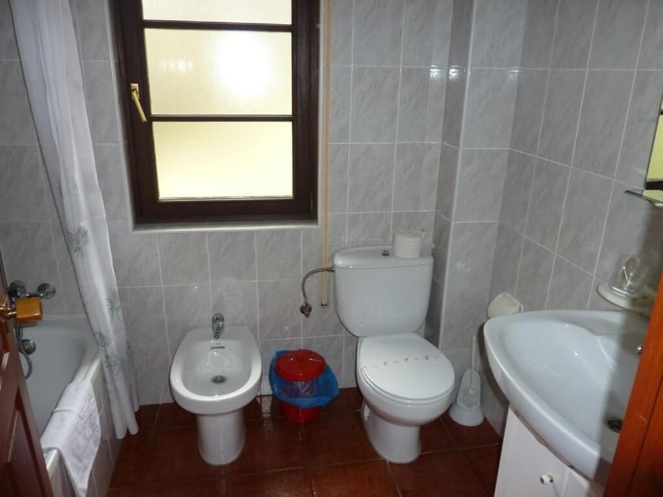 Combined shower/tub, deep soaking tub, hydromassage showerhead