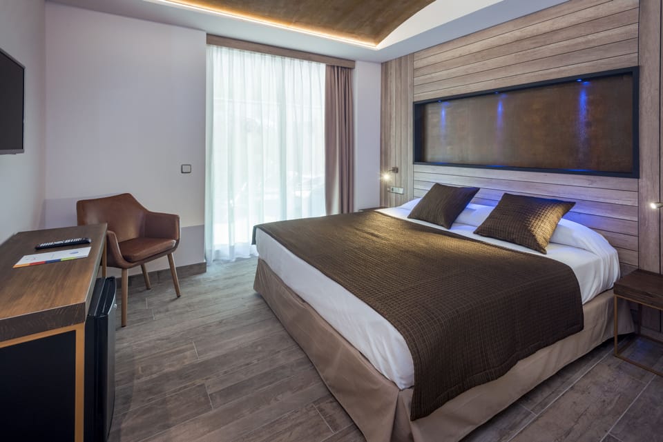 Superior Double or Twin Room | Desk, blackout drapes, soundproofing, free cribs/infant beds