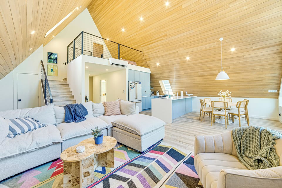 Living Room | Central Heating & A/C | Free WiFi | 1st Floor