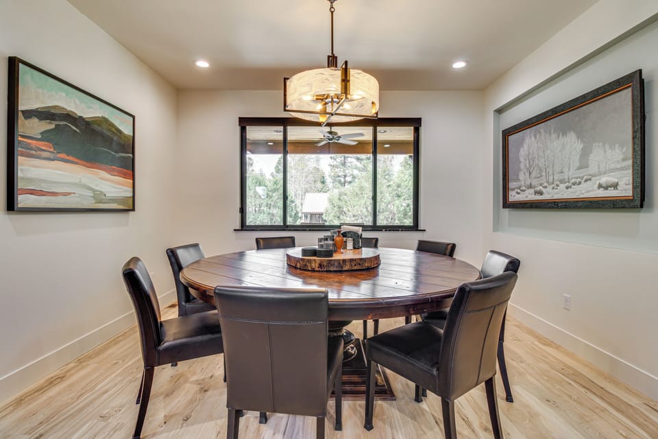 Dining Area | Dishware/Flatware Provided