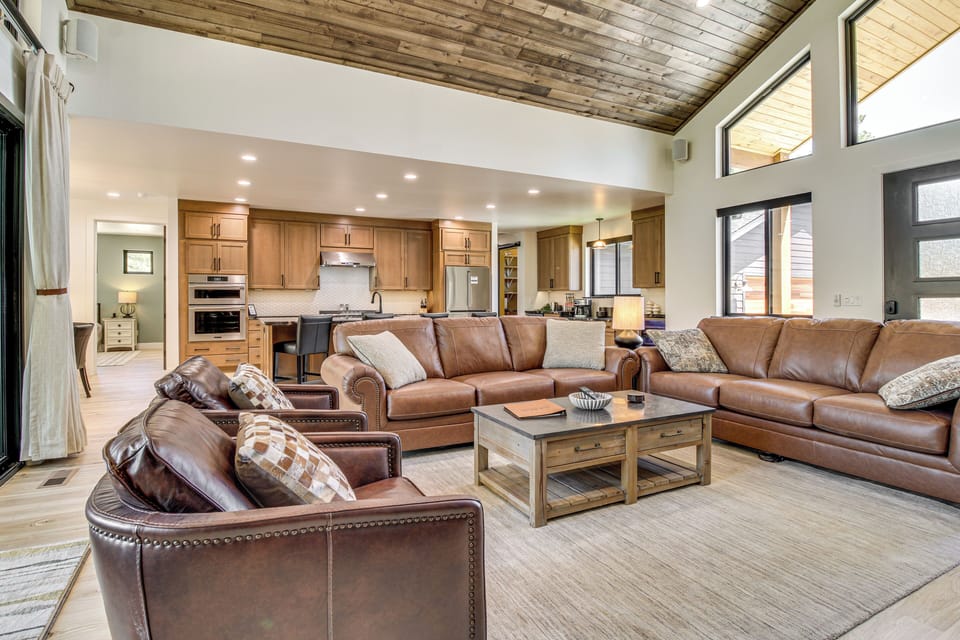 Living Room | Smart TV | Gas Fireplace