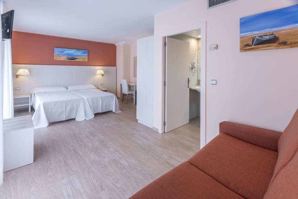 Family Room | Desk, blackout drapes, free cribs/infant beds, free WiFi