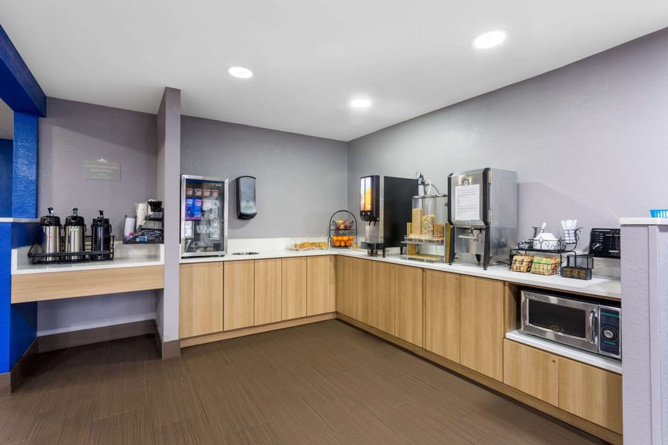Free daily continental breakfast
