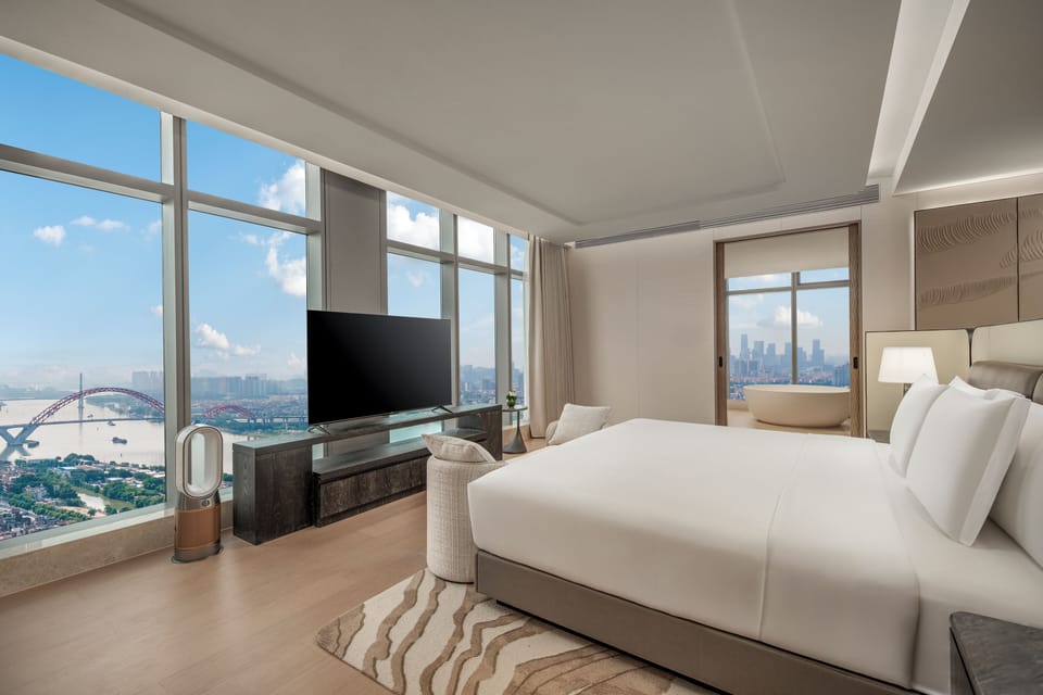 Royal Suite | Down comforters, desk, laptop workspace, blackout drapes
