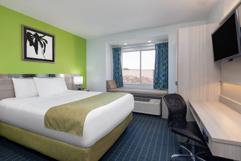 Room, 1 Queen Bed, Non Smoking | Premium bedding, in-room safe, desk, iron/ironing board