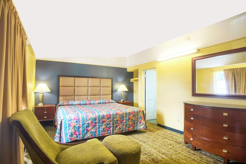 Room, 1 King Bed, Smoking | Desk, free WiFi, bed sheets