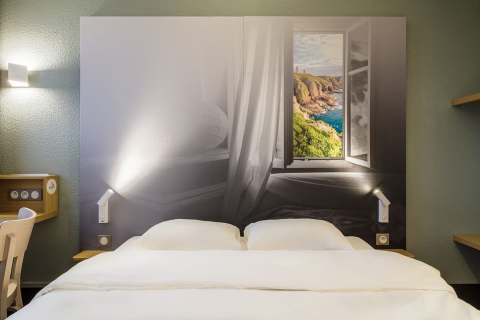 Desk, soundproofing, free WiFi, bed sheets