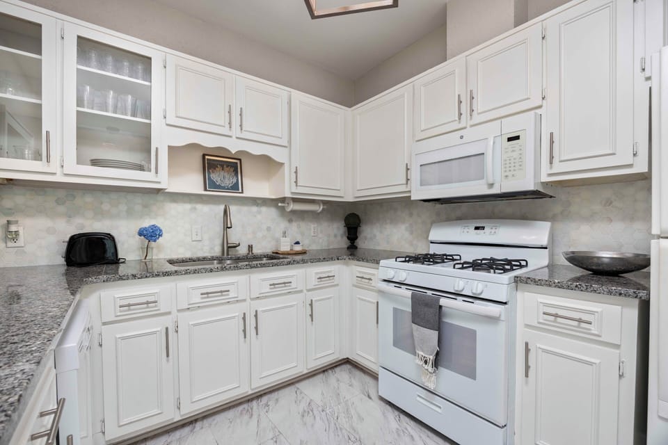 Prepare delicious meals in this fully equipped kitchen