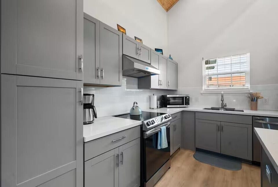 fully equipt kitchen,  plenty of storage.