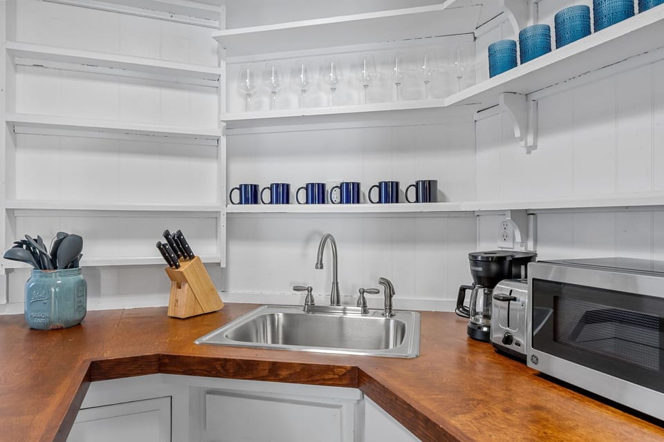 Fully equipped kitchen: coffee maker, toaster, microwave, range, oven, fridge.