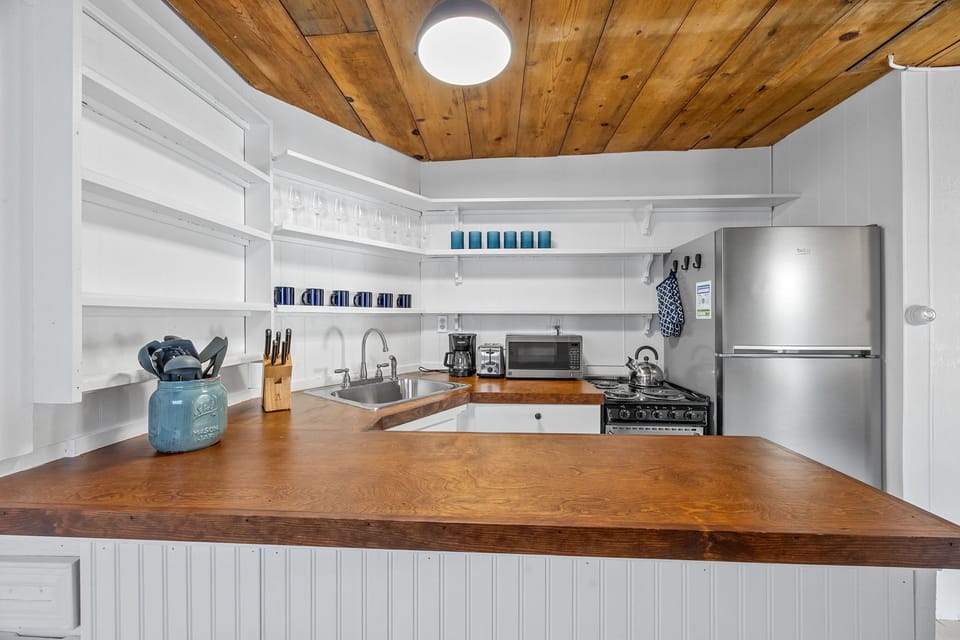 Fully equipped kitchen: coffee maker, toaster, microwave, range, oven, fridge.