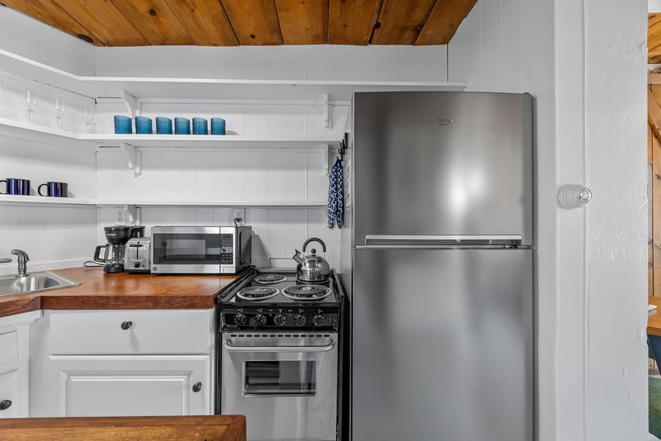 Fully equipped kitchen: coffee maker, toaster, microwave, range, oven, fridge.