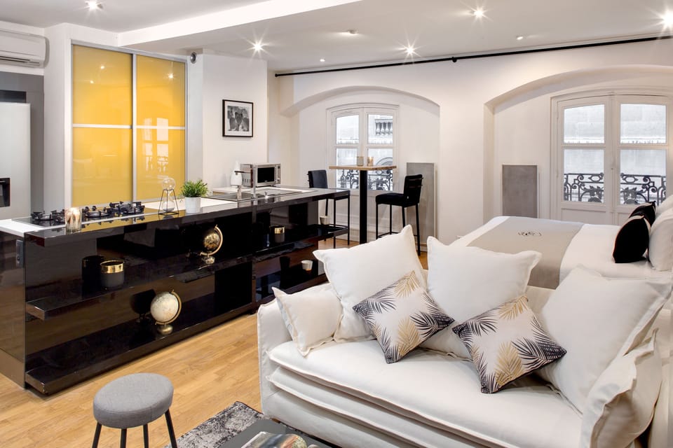 Studio (Chambertin) | Premium bedding, in-room safe, individually furnished, laptop workspace