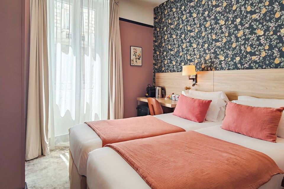 Petite Chambre Double Standard 12m² | Premium bedding, in-room safe, desk, laptop workspace