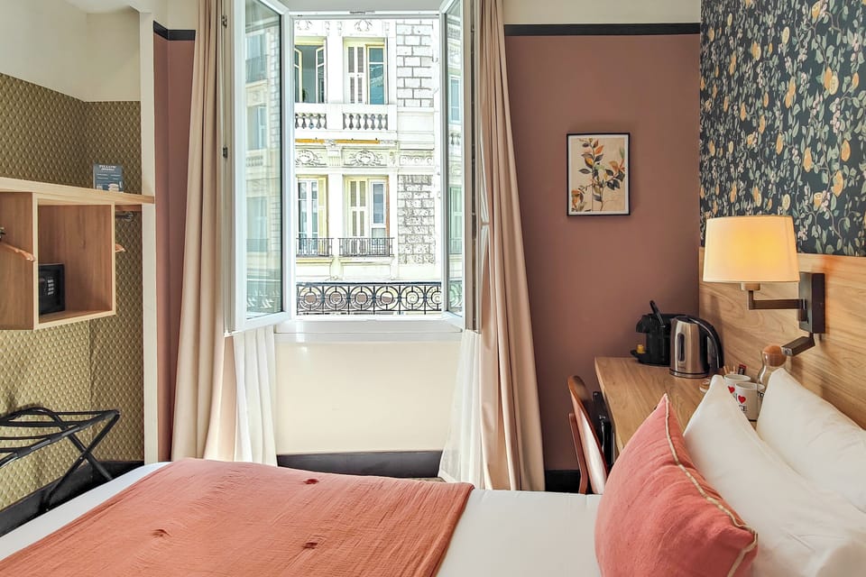 Chambre Double Standard 14m² | Bathroom | Shower, free toiletries, hair dryer, towels