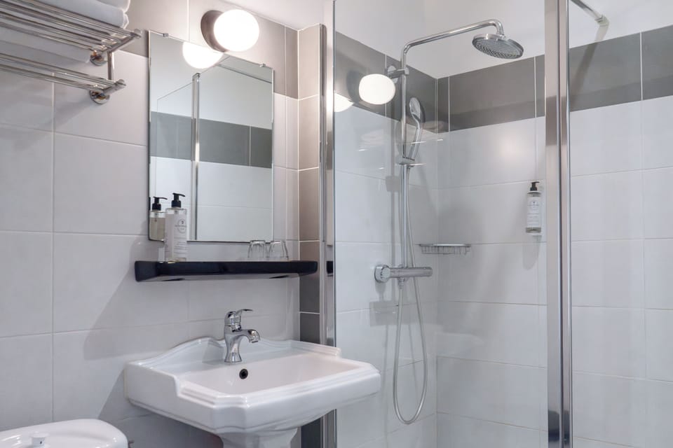 Chambre Double Standard 14m² | Bathroom | Shower, free toiletries, hair dryer, towels