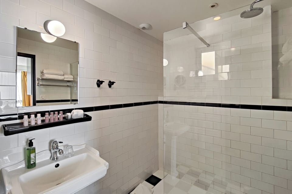 Studio Familial Rez-de-chaussée 28m² | Bathroom | Shower, free toiletries, hair dryer, towels