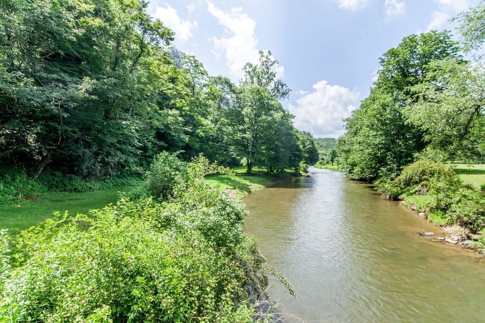 Riverside Mountain Retreat sits Directly on the New River