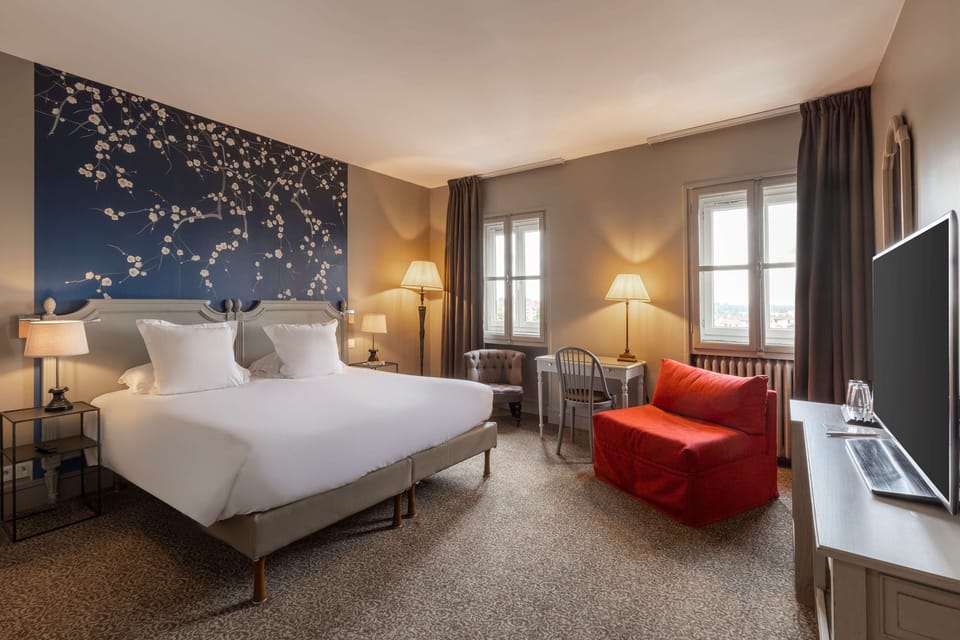 Executive Room, 1 King Bed, River View (Twin bed on request) | In-room safe, individually furnished, desk, soundproofing