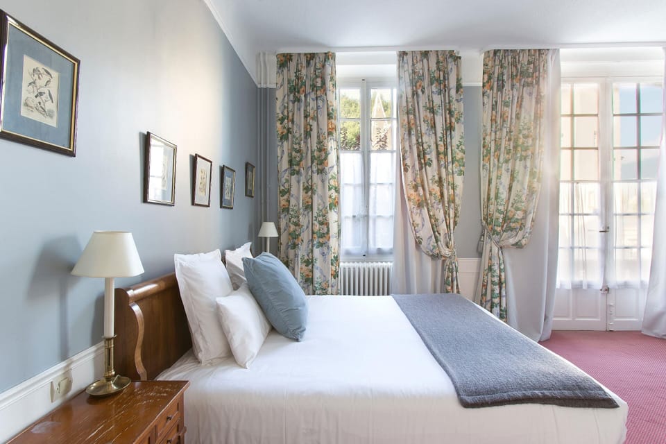 In-room safe, desk, soundproofing, iron/ironing board