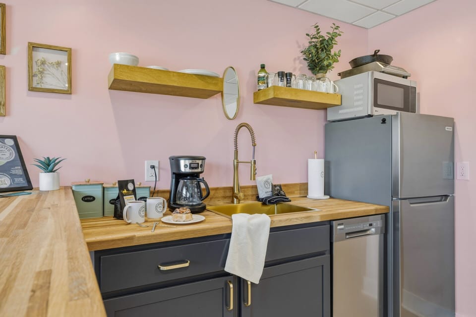 🥐 The heart of your stay.
Whether you're preparing breakfast, pouring a glass of wine, or grabbing a late-night treat, this beautiful kitchen makes it easy to feel at home.