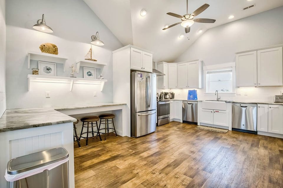 Top-Level Kitchen with Bar (seats 6)