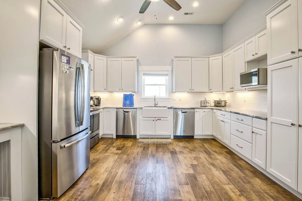 Top-Level Kitchen with Bar (seats 6)