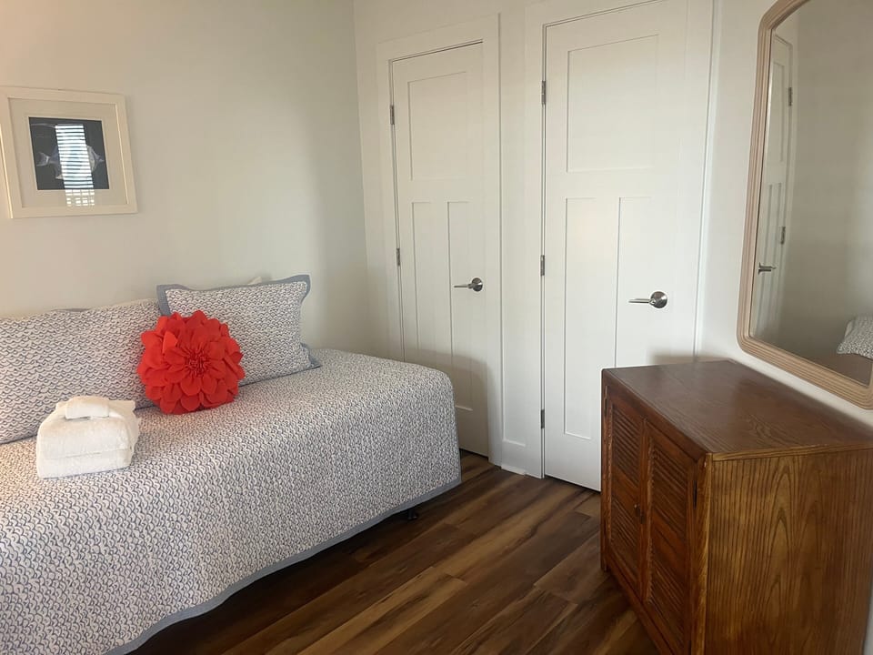 Thoughtfully styled with beach-inspired accents and convenient bedside storage for a relaxed, easy stay.