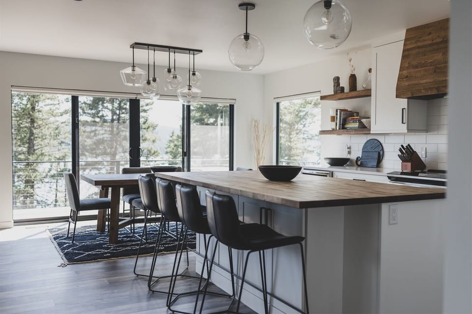 Whitefish Lake Luxury Retreat beautifully integrates modern elegance with a lakeside setting | Main Level