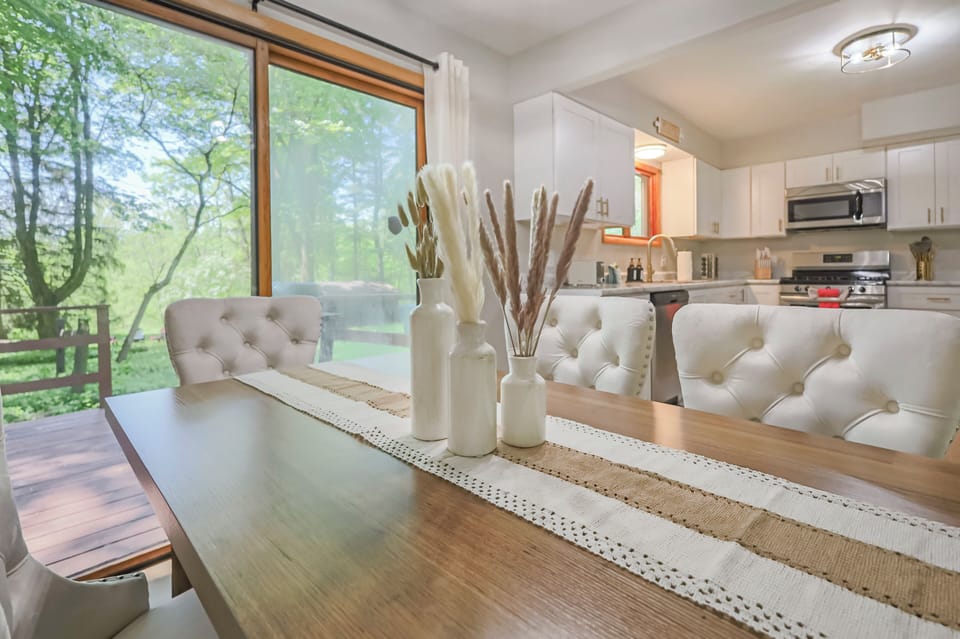 Charming decor to set the perfect vibe for your meals!
