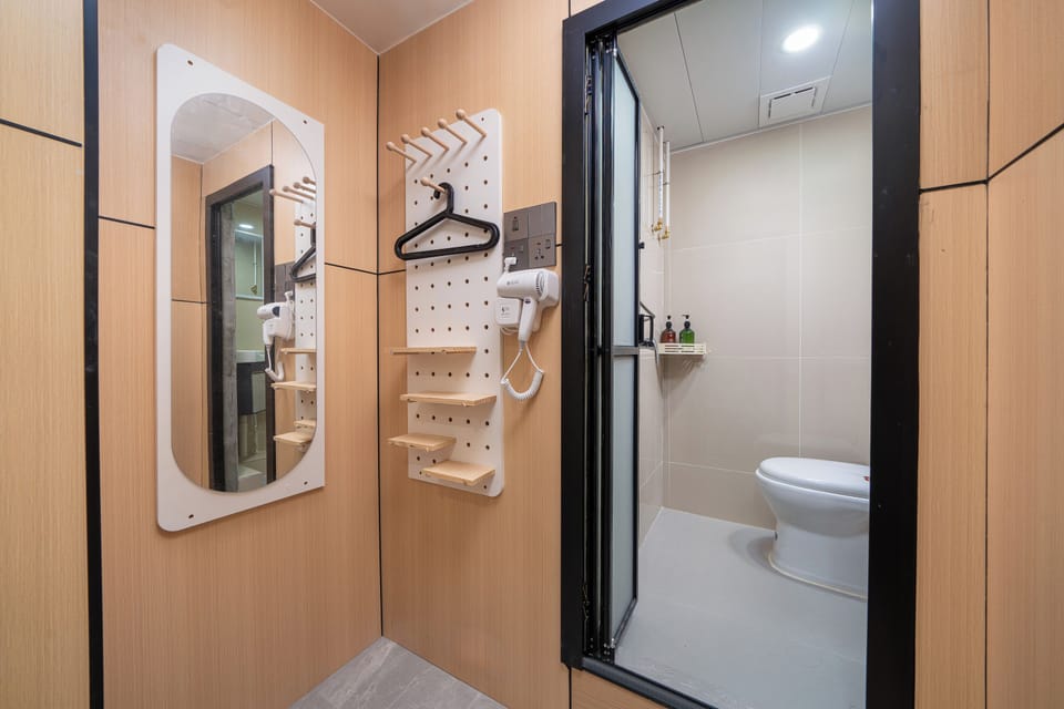 Standard Theatre Ensuite | Free WiFi, bed sheets