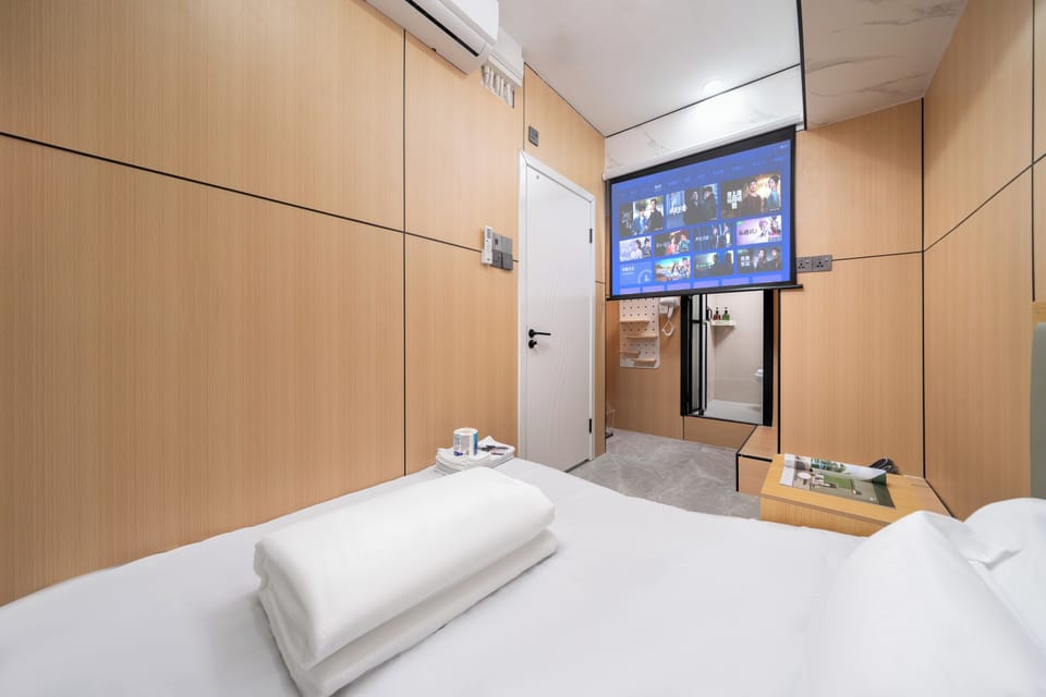 Standard Theatre Ensuite | Free WiFi, bed sheets
