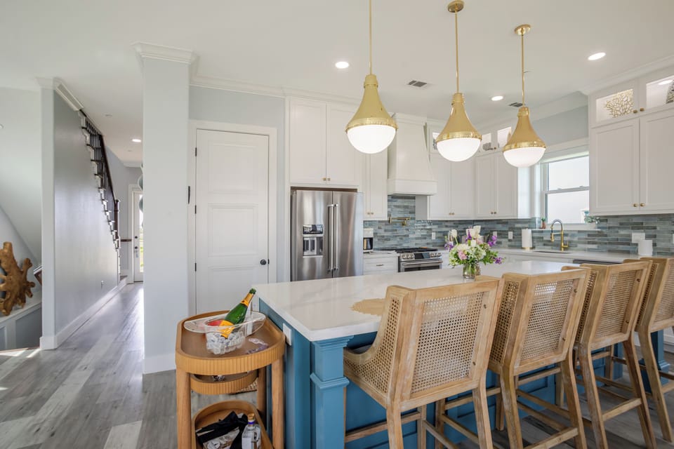 This fully stocked chef’s kitchen has everything you need for memorable meals!