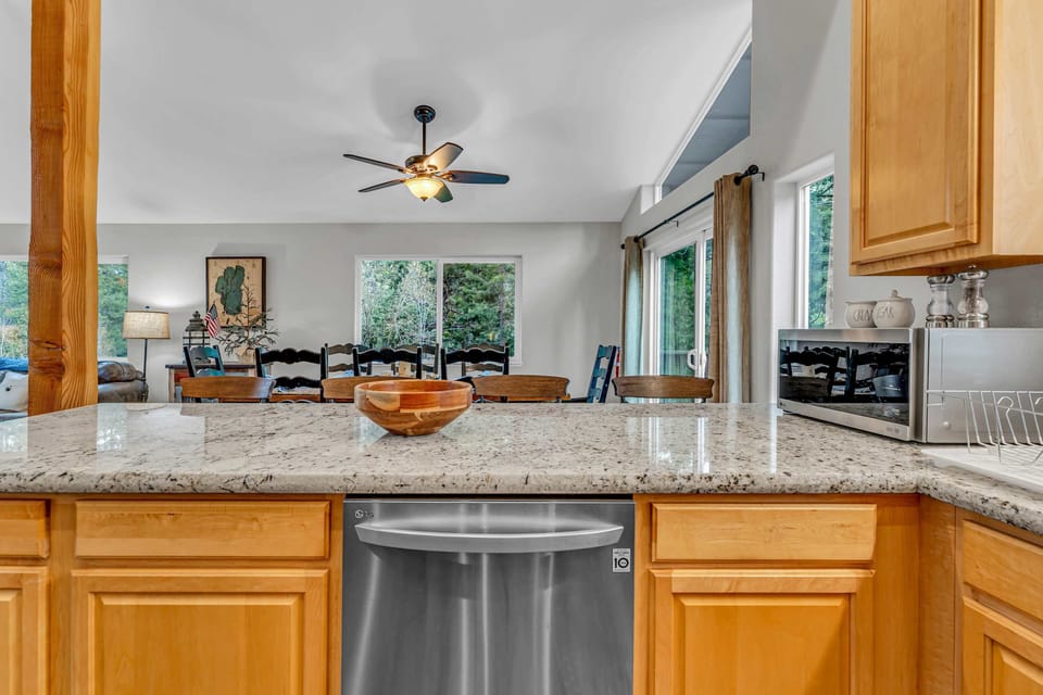 Kitchen: Main floor, drip coffee maker, Crockpot, toaster, blender, cooking utensils