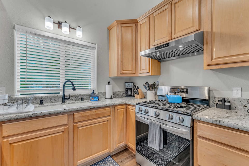 Kitchen: Main floor, drip coffee maker, Crockpot, toaster, blender, cooking utensils