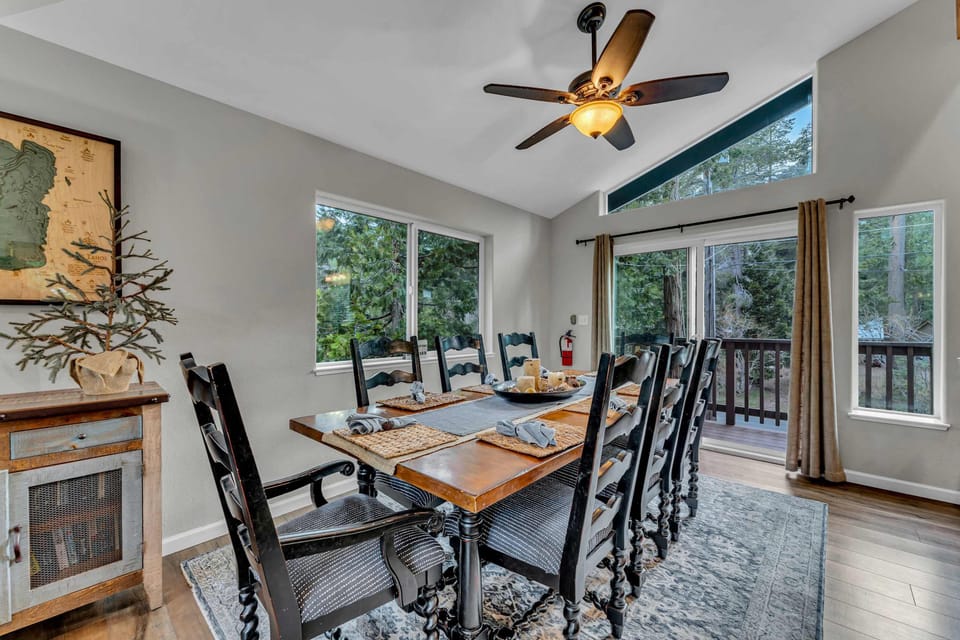 Dining area: Main floor, table seating for 8, 4 barstools