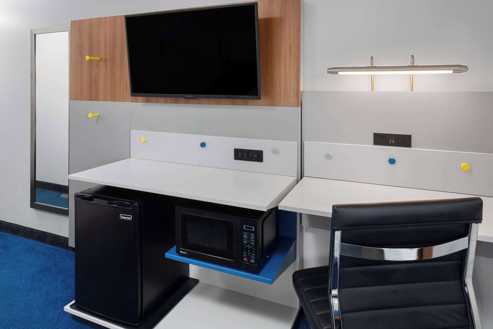 Standard Room, 1 Queen Bed | Hypo-allergenic bedding, in-room safe, desk, iron/ironing board