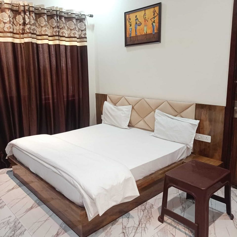 Deluxe Double Room | Living area | TV