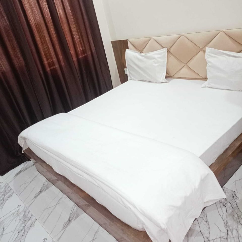 Deluxe Double Room | Living area | TV