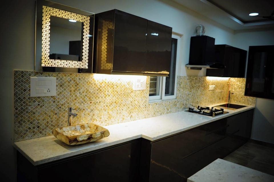 Apartment (5 Bedrooms) | Private kitchen | Microwave, cookware/dishes/utensils
