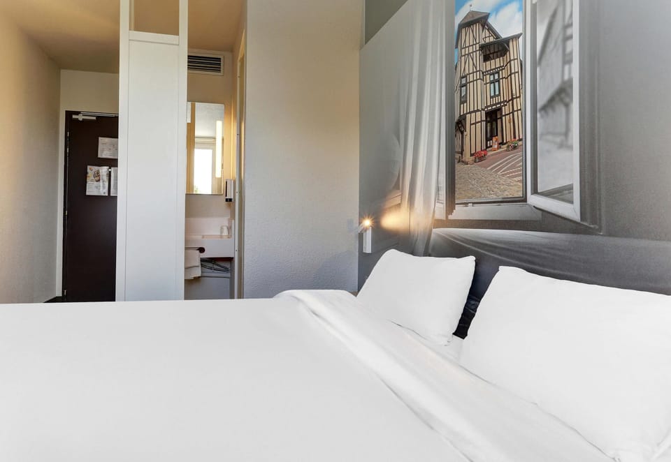 Premium bedding, desk, soundproofing, cribs (free)