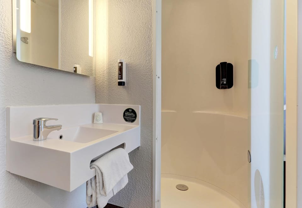 Shower, towels