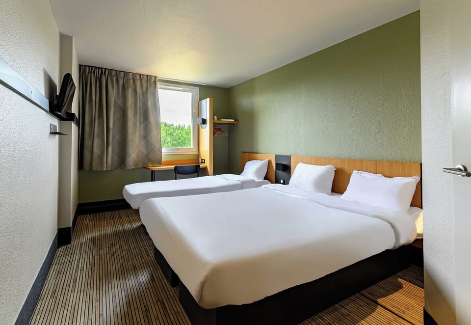 Triple Room | Desk, soundproofing, free WiFi, bed sheets