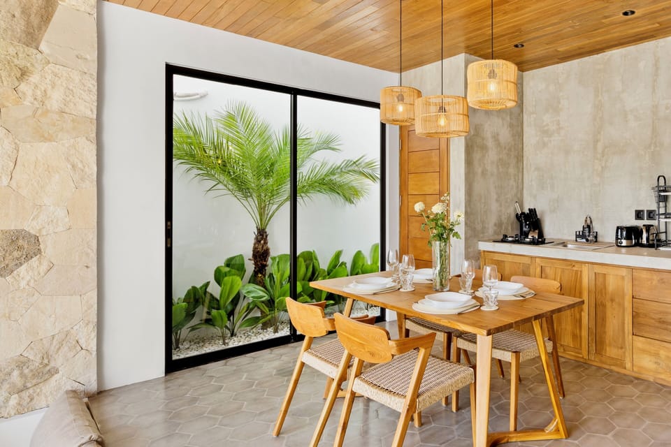 Fully equipped kitchen with dining table and appliances – Villa Levante Bali