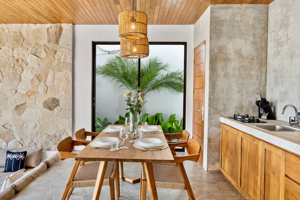 4-seat indoor dining table next to kitchen – Villa Levante