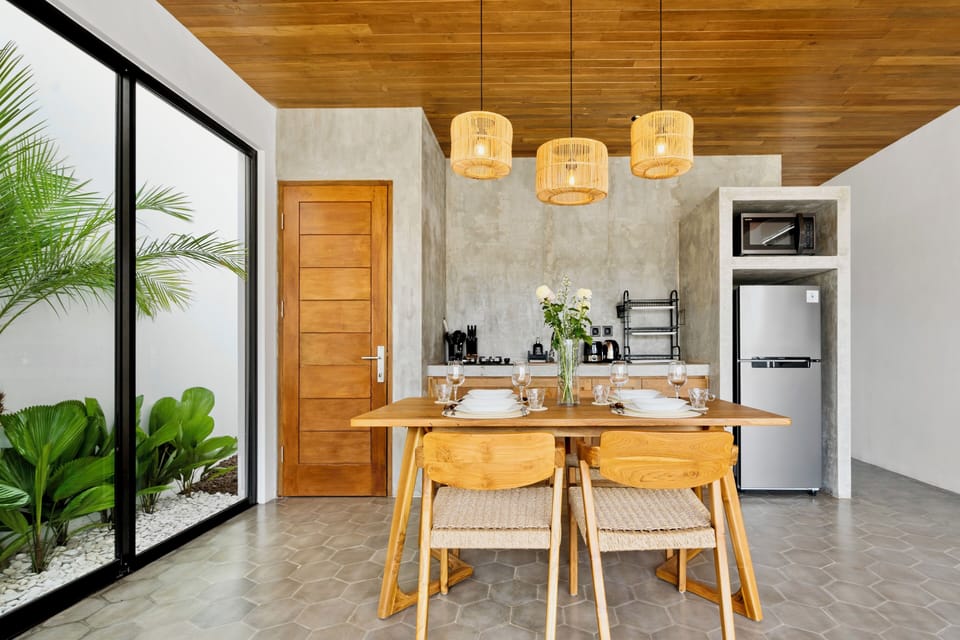 Fully equipped kitchen with dining table and appliances – Villa Levante Bali