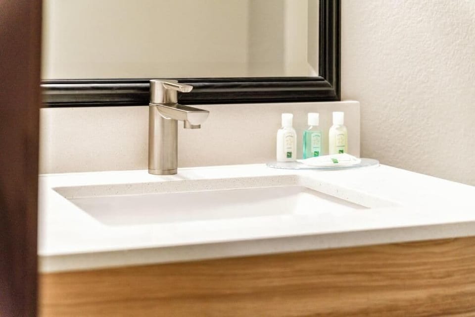 Combined shower/tub, free toiletries, hair dryer, towels