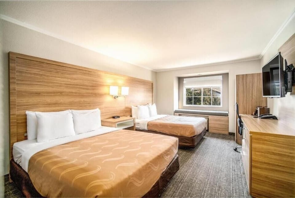 Premium bedding, laptop workspace, iron/ironing board, free WiFi