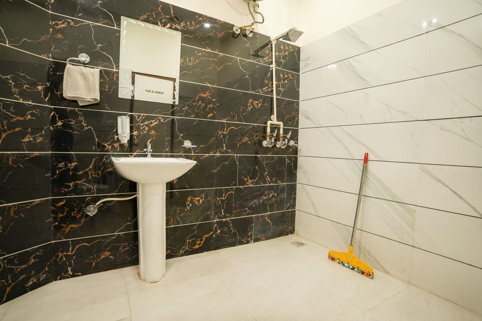 Deluxe Shared Dormitory, Mixed Dorm, Private Bathroom | Bathroom | Shower, toilet paper